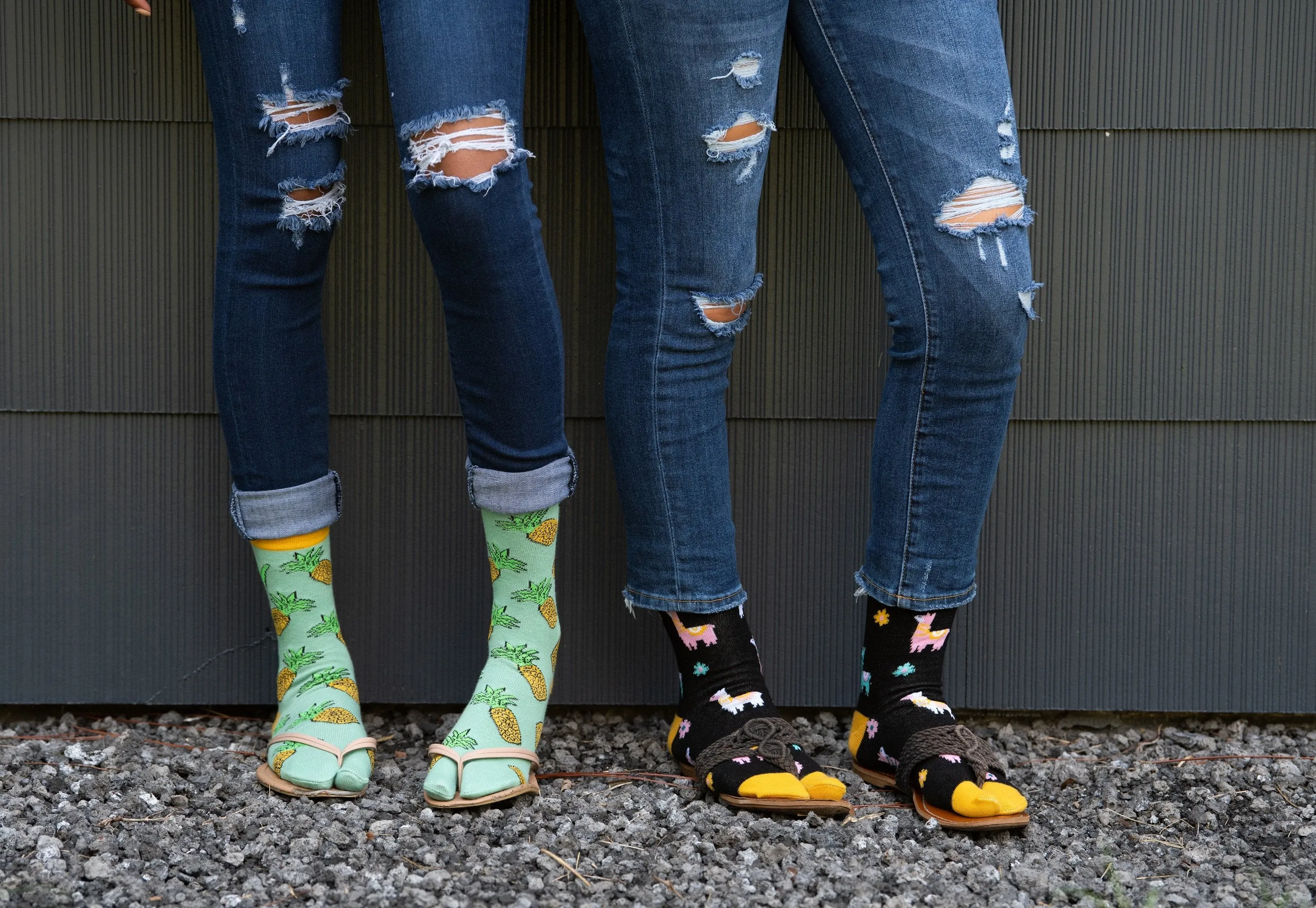 1 Pair - V-Toe Split Toe Socks Flip Flop Socks Tabi Big Toe Style Fits Men Shoe Size  7 - 10.5 Women Size 8.5 - 11 - Pineapple